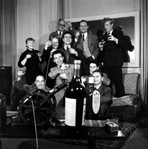 1er rang de gauche à droite: DR, Robert Doisneau, Eddy Van der Veen (à demi caché, buvant), Serge de Sazo Derrière&nbsp;: Sabine Weis